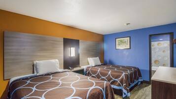 Escritorio, tabla de planchar con plancha, wifi gratis y ropa de cama