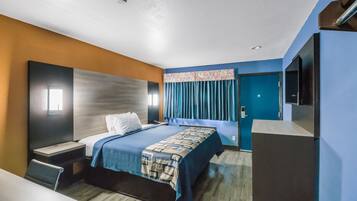 Escritorio, tabla de planchar con plancha, wifi gratis y ropa de cama