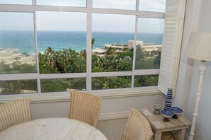 Luksushuoneisto, 3 makuuhuonetta, merinäköala, meren rannalla | Ruokailu omassa huoneessa