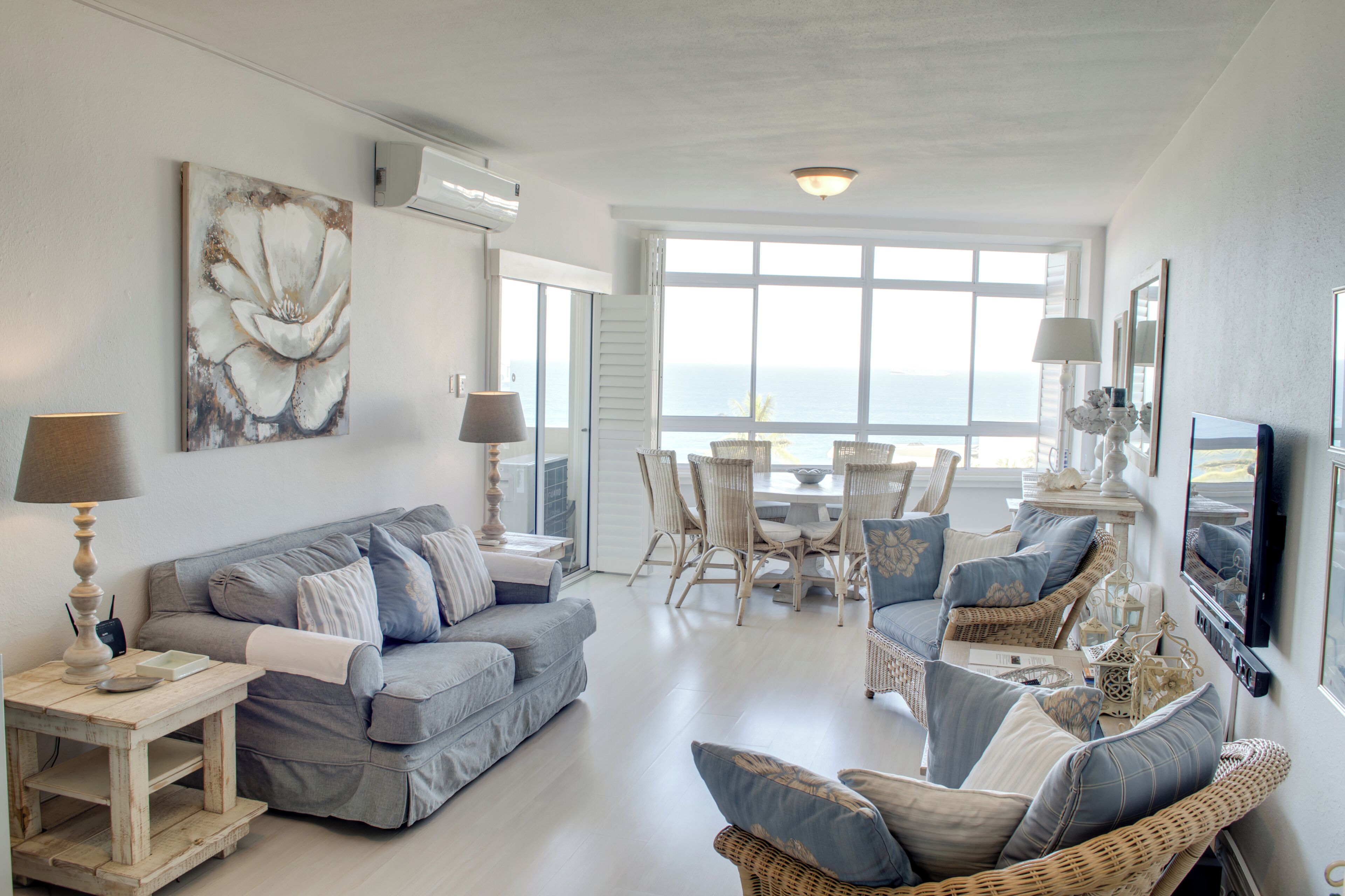 Luxury Apartment, 3 Bedrooms, Sea View, Sea Facing | Ruang tamu | 40 inci televisyen skrin rata dengan satelit, TV 