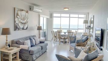 Luxury Apartment, 3 Bedrooms, Sea View, Sea Facing | Ruang tamu | 40 inci televisyen skrin rata dengan satelit, TV