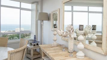 Luxury Apartment, 3 Bedrooms, Sea View, Sea Facing | In-room dining