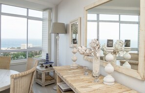 Luxury Apartment, 3 Bedrooms, Sea View, Sea Facing | In-room dining