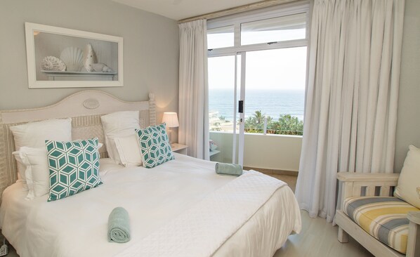 Luksushuoneisto, 3 makuuhuonetta, merinäköala, meren rannalla | 3 makuuhuonetta, ylelliset vuodevaatteet, tallelokero huoneessa