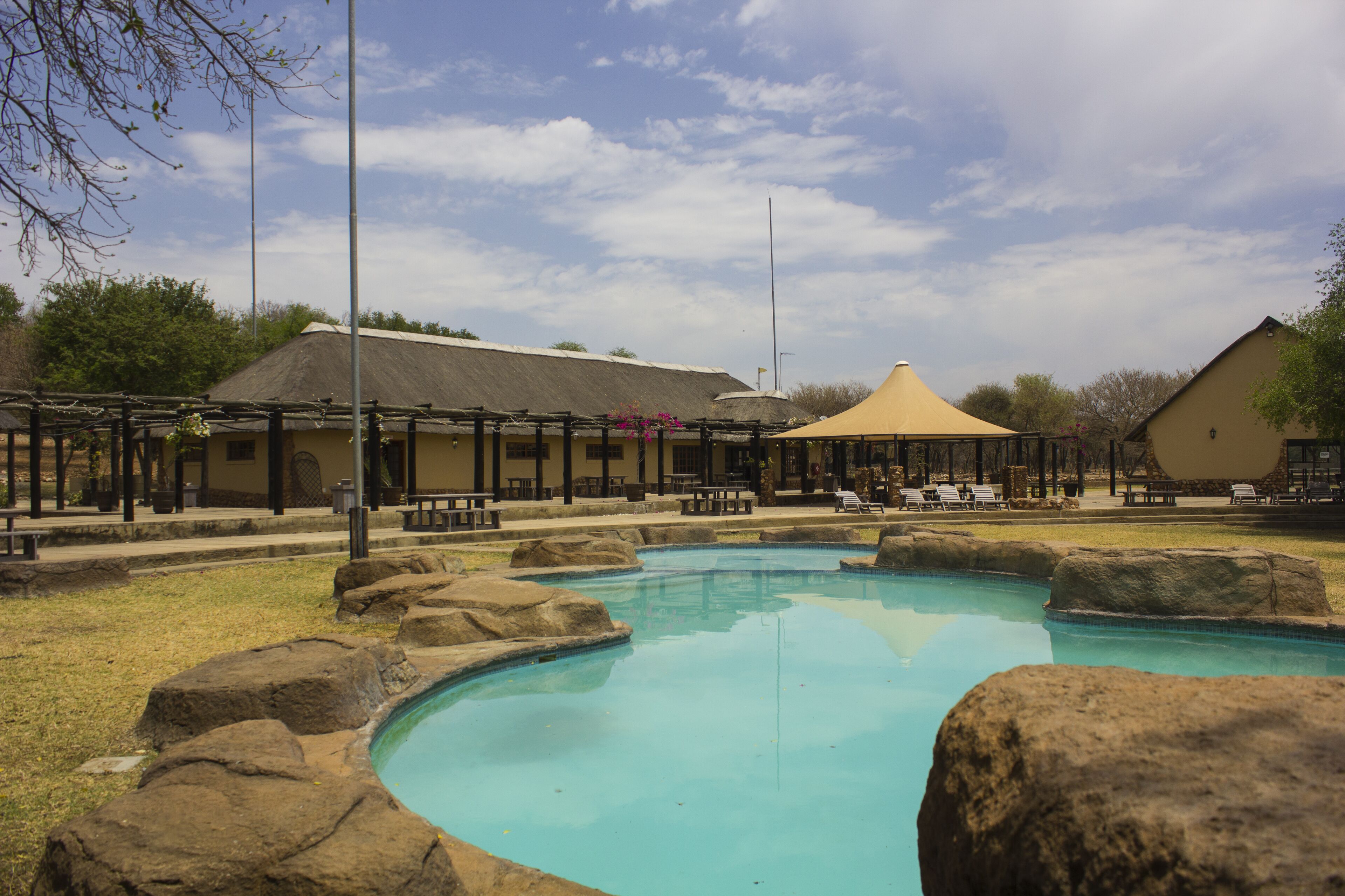 Una piscina al aire libre