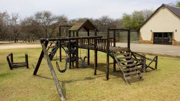 Tempat bermain anak - outdoor