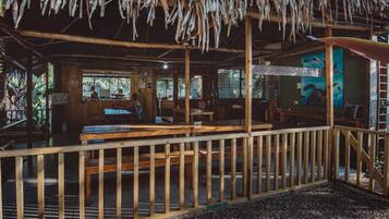 Sarapan, makan tengah hari, makan malam dihidangkan; masakan tempatan