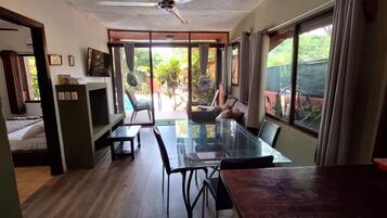 Departamento familiar, 2 habitaciones, Terraza, junto a la alberca | Área de sala de estar | Televisión de pantalla plana de 32 pulgadas con canales por cable