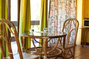 Apartamento conforto, 1 quarto, cozinha, ao lado da piscina (5-8) | Opções para refeição no quarto