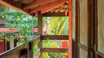 Appartement familial, 2 chambres, terrasse, au bord de la piscine | Balcon
