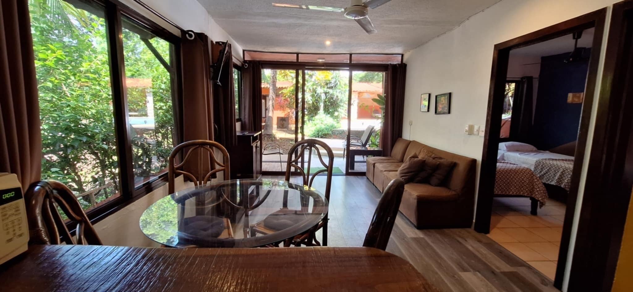 Căn hộ dành cho gia đình, 2 phòng ngủ, hiên, cạnh hồ bơi | Khu phòng khách | TV màn hình phẳng 32-inch có truyền hình cáp, TV 