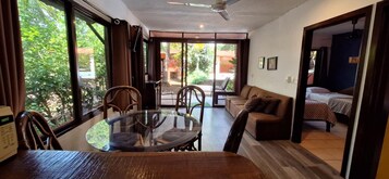 Apartamento familiar, 2 habitaciones, terraza, junto a la piscina | Zona de estar | Televisión de pantalla plana de 32 pulgadas con canales por cable