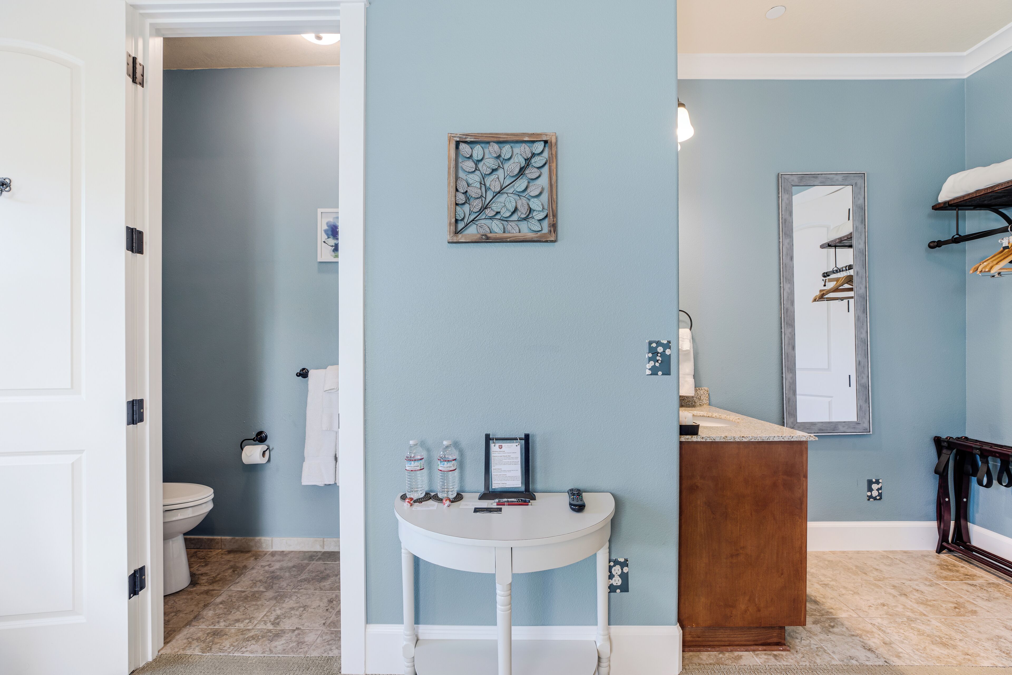 Ein Badezimmer mit Toilette, Waschbecken und Spiegel.