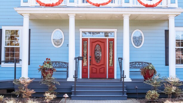 A blue house with a red door, white columns, and a porch. - La Bastide Bed & Breakfast (Dundee)