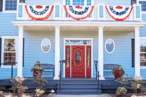 A blue house with a red door, white columns, and a porch. - La Bastide Bed & Breakfast (Dundee)