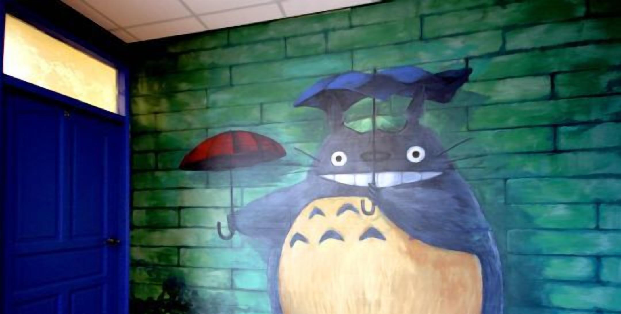 Une fresque représentant un personnage de dessin animé tenant un parapluie, peinte sur un mur de briques.