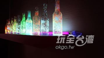 Una hilera de botellas iluminadas sobre un fondo oscuro.