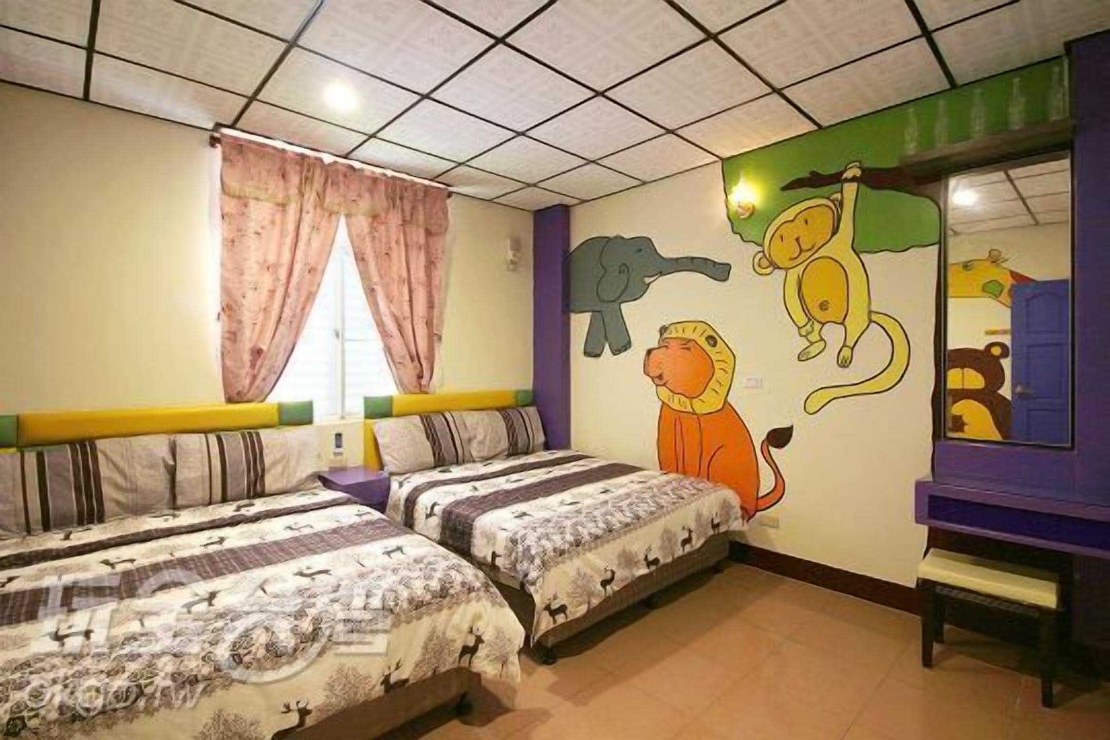 Comfort-Vierbettzimmer, Bergblick | Schreibtisch, Verdunkelungsvorhänge