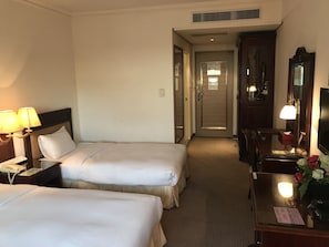 Quarto duplo empresarial, 2 camas de solteiro | Individualmente decorados, individualmente mobiliados, escrivaninha