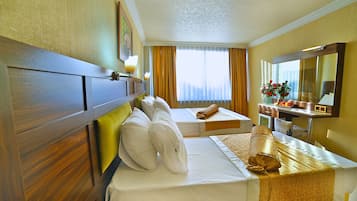 Dobbeltværelse med dobbeltseng eller 2 enkeltsenge | Minibar, pengeskab på værelset, skrivebord, gratis Wi-Fi