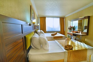 双人房或双床房 | 迷你吧、客房内保险箱、办公桌、免费 WiFi