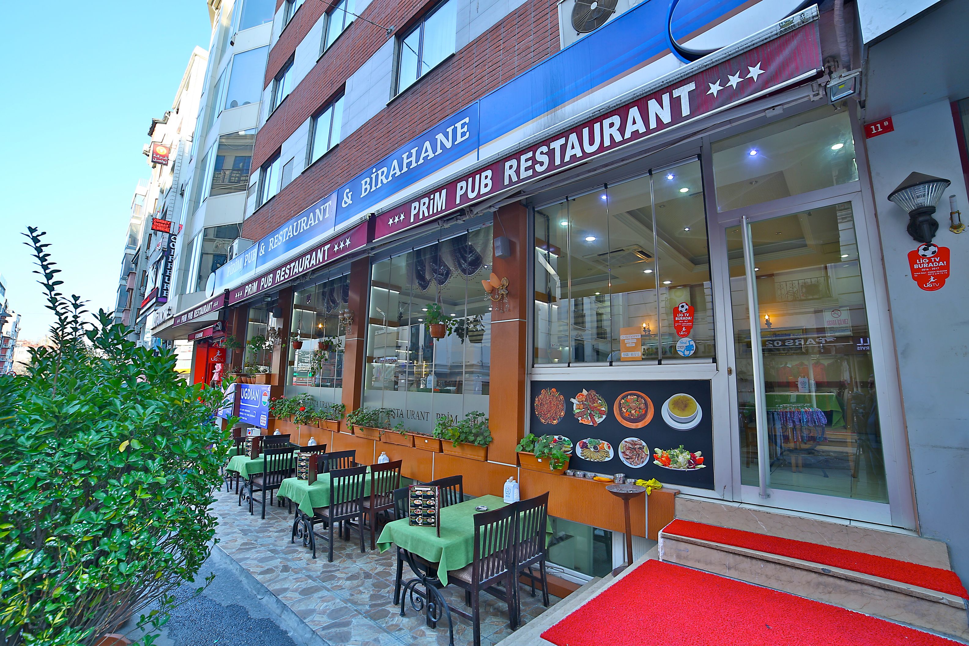 Ein Restaurant mit Außenbereich und rotem Teppich.