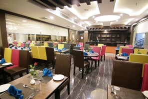 Se sirven desayunos, comidas, cenas y cocina india 