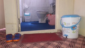 Kahden hengen deluxe-huone, järvinäköala | Kylpyhuone | Suihku, ilmaiset hygieniatuotteet, pyyhkeet
