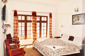 Deluxe Double Room, 1 Bedroom | Desk, soundproofing, free wired Internet, bed sheets