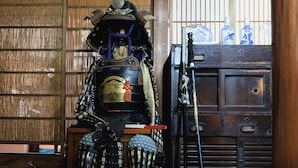 A traditional Japanese room with tatami flooring, a shoji screen, and a wooden cabinet with glass bottles. - Kimono Inn Utakata - Hostel (Himeji)