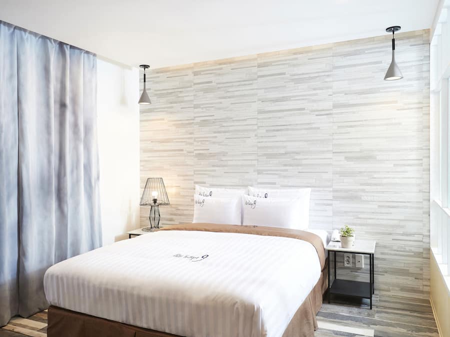 Een bureau, verduisterende gordijnen, gratis wifi, beddengoed