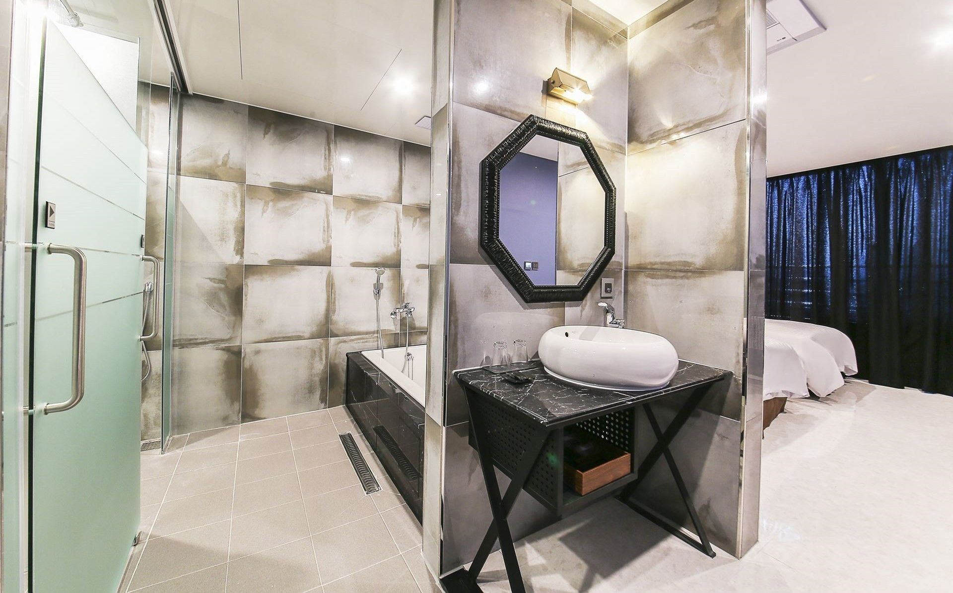 western suite | bathroom sink