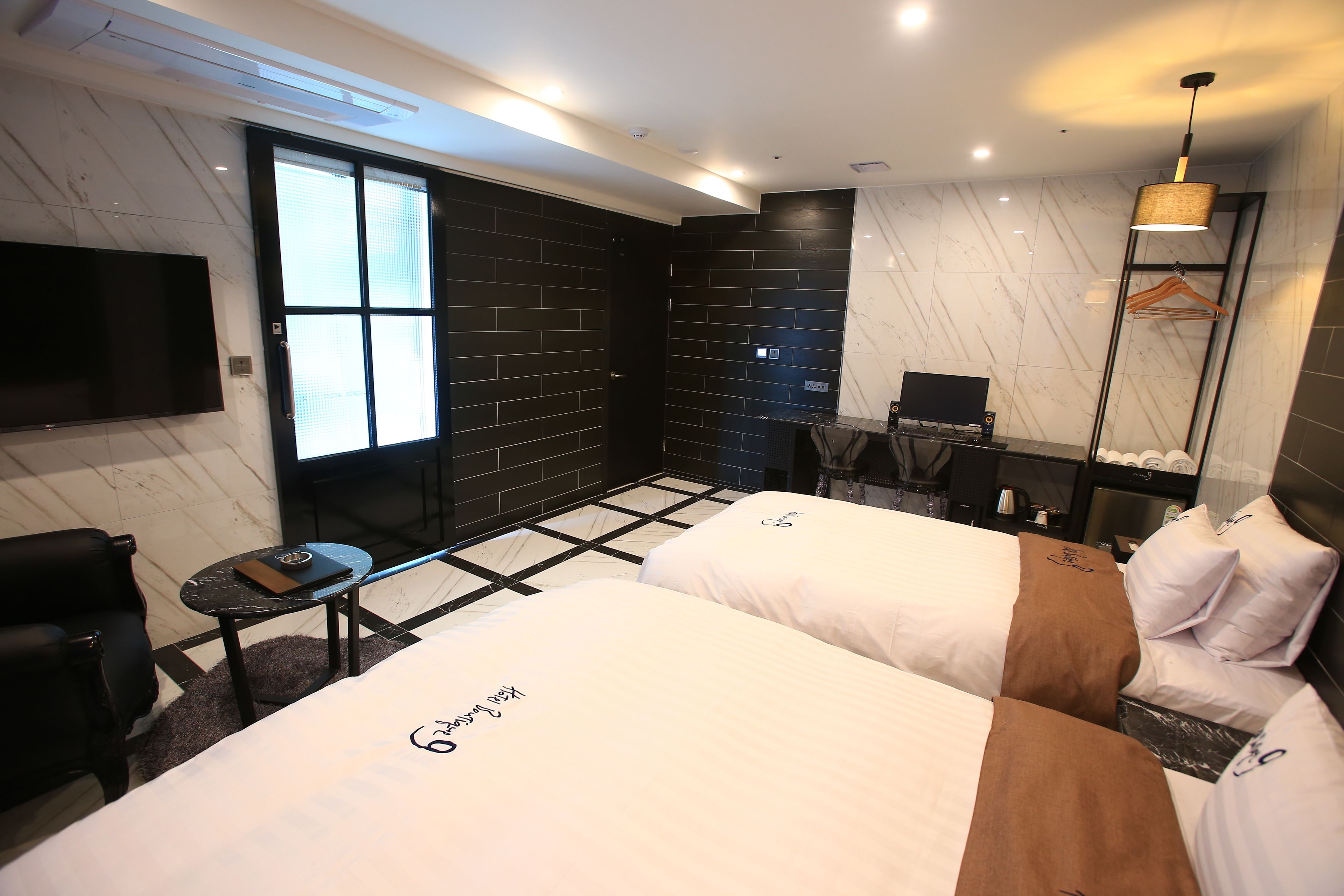 western suite | desk, blackout curtains, free wifi, bed sheets