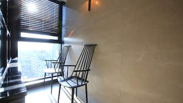 Customized Suite | 書桌、遮光窗簾/窗簾、免費 Wi-Fi、床單