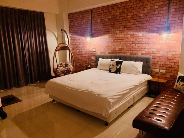 Phòng đôi tiện nghi đơn giản (B2) | Trang trí khác biệt, trang bị nội thất với thiết kế riêng biệt, bàn 