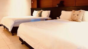 Trang trí khác biệt, trang bị nội thất với thiết kế riêng biệt, bàn 