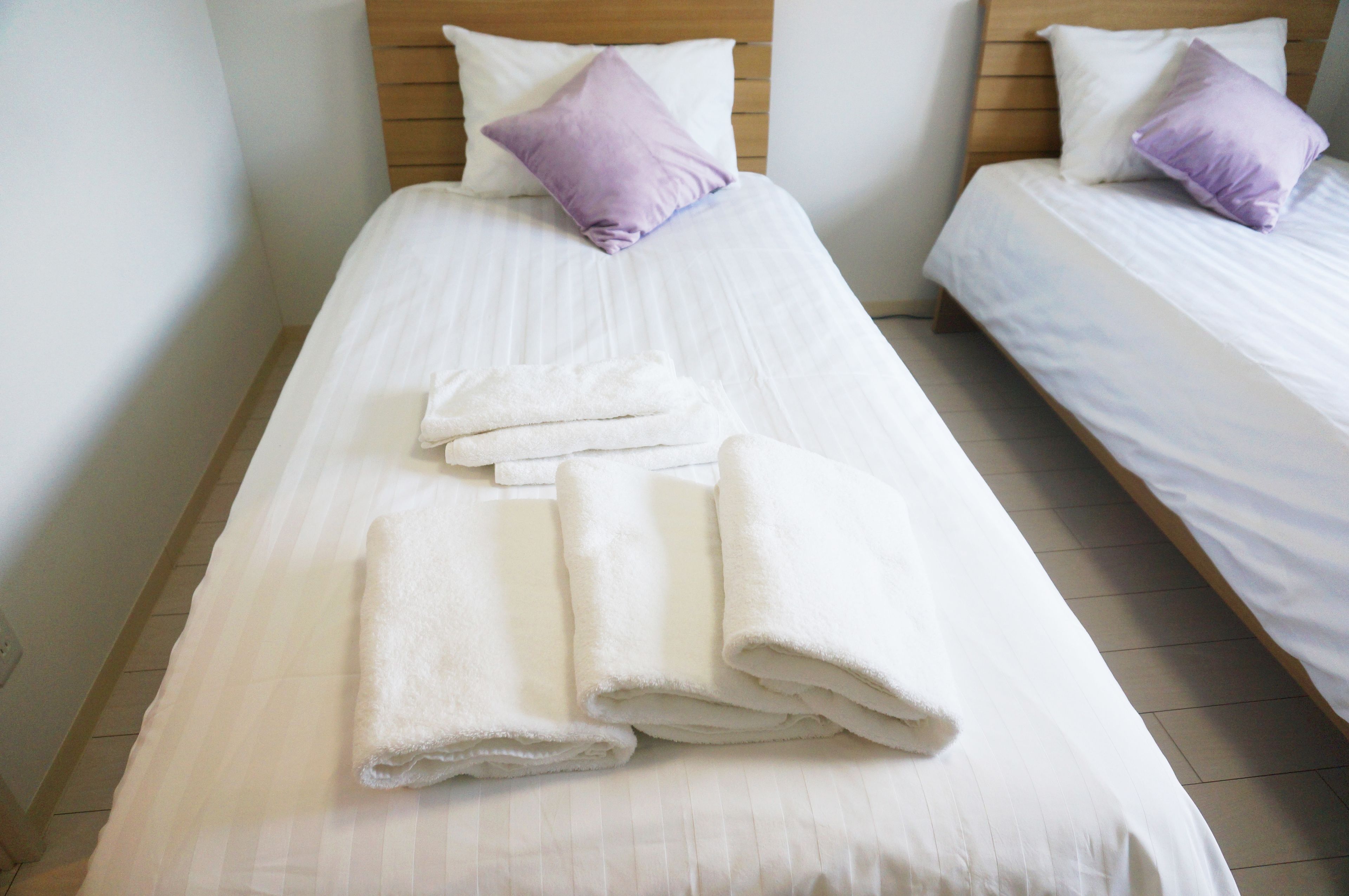 Standard Twin Room | Living room | Flat-screen TV