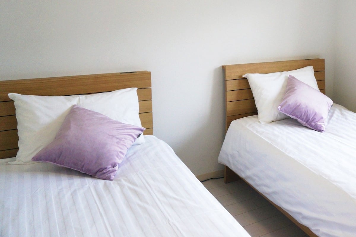 Standaard Twin kamer | Luxe beddengoed, een bureau, verduisterende gordijnen, gratis wifi