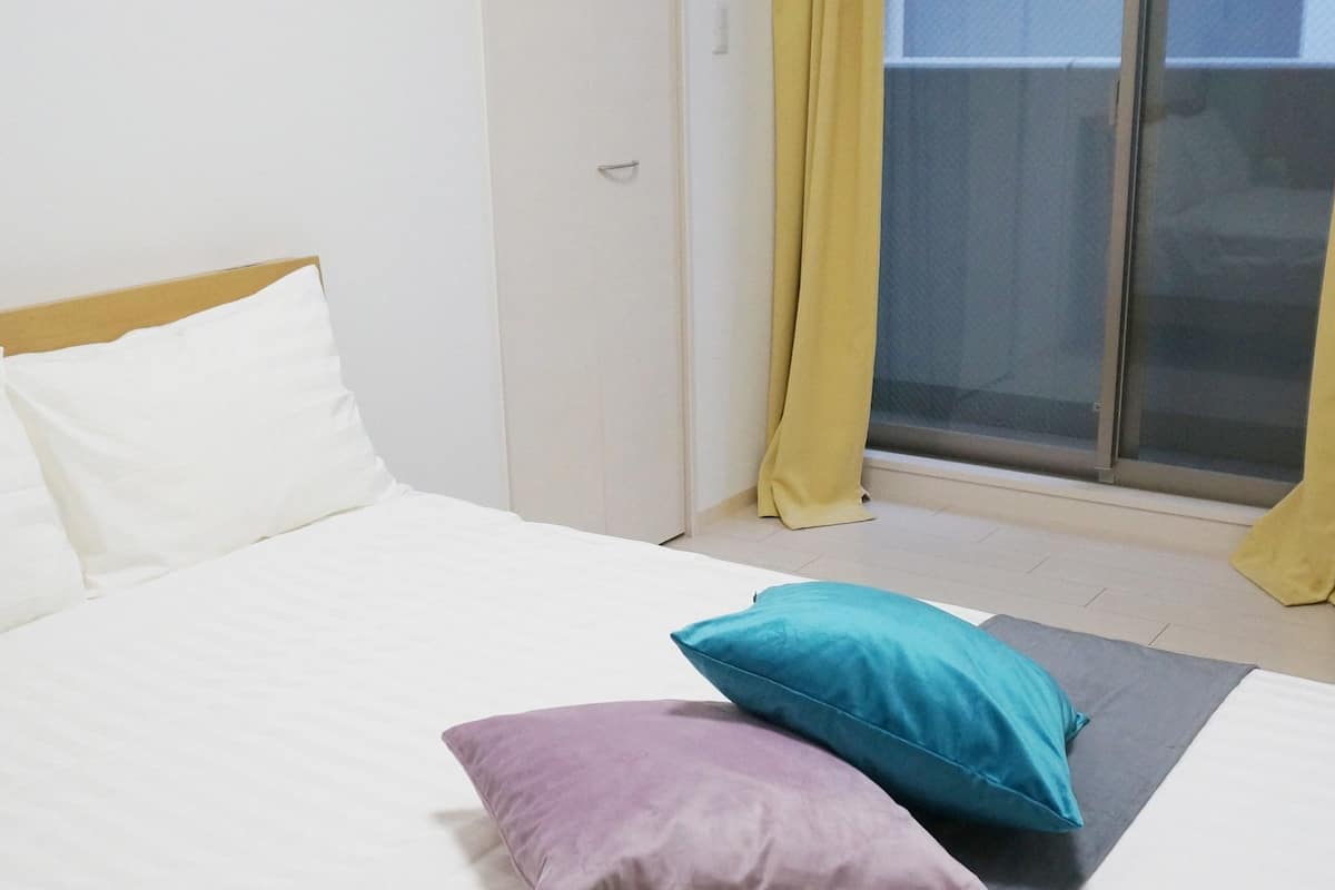 Deluxe tweepersoonskamer, 1 slaapkamer, keuken | Luxe beddengoed, een bureau, verduisterende gordijnen, gratis wifi