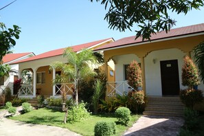 Property grounds - Celvis Vacation Cottages (Panglao)