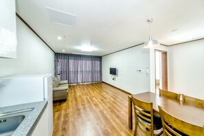 Familienzimmer | Wohnzimmer | 36-Zoll-Flachbildfernseher mit Kabelempfang, Fernseher