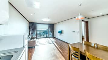 Family Room | Living room | 36-inch flat-screen TV with cable channels, TV