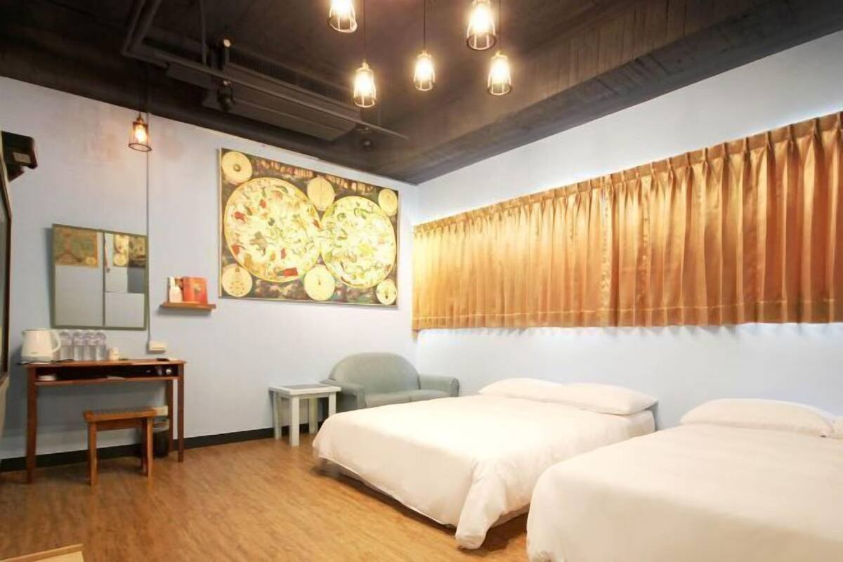 Verdunkelungsvorhänge, schallisolierte Zimmer, Bügeleisen/Bügelbrett