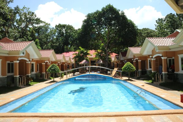 Piscine extérieure, parasols de plage, chaises longues