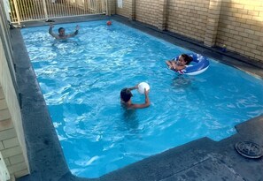 Seasonal outdoor pool - Jackaroo Apartments (Moree)