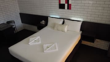 Habitación, 1 cama Queen size | Escritorio, insonorización, wifi gratis y ropa de cama