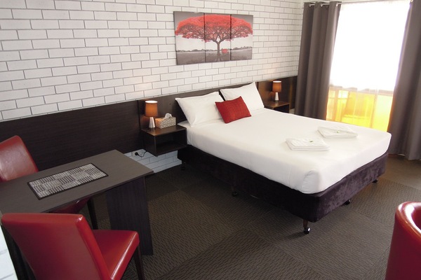 Kamar, 1 Tempat Tidur Queen | Meja kerja, kedap suara, Wi-Fi gratis, dan seprai linen