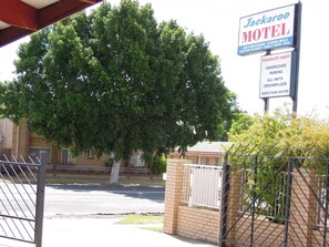 Exterior - Jackaroo Apartments (Moree)