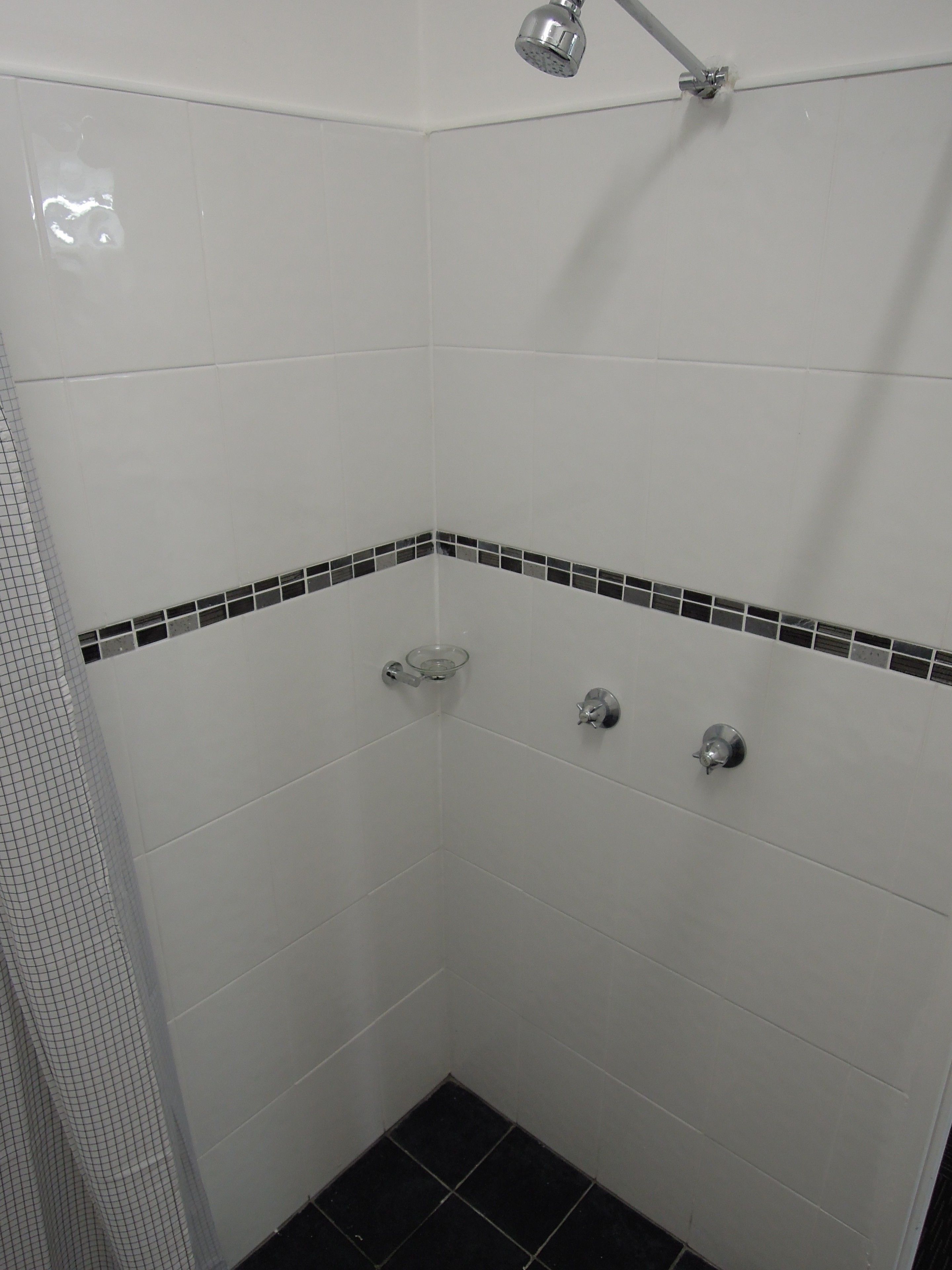 Queen Room | Bathroom | Shower, free toiletries, towels