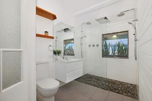 Comfort-Apartment | Badezimmer | Dusche, Handtücher